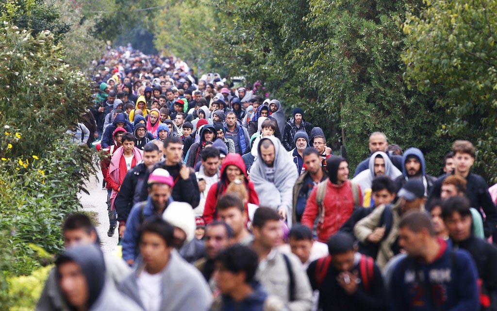 Мигранты пешком перебираются из города Хедьешхалом в Никельсдорф до австрийской границы, Венгриия, 26 сентября 2015 года